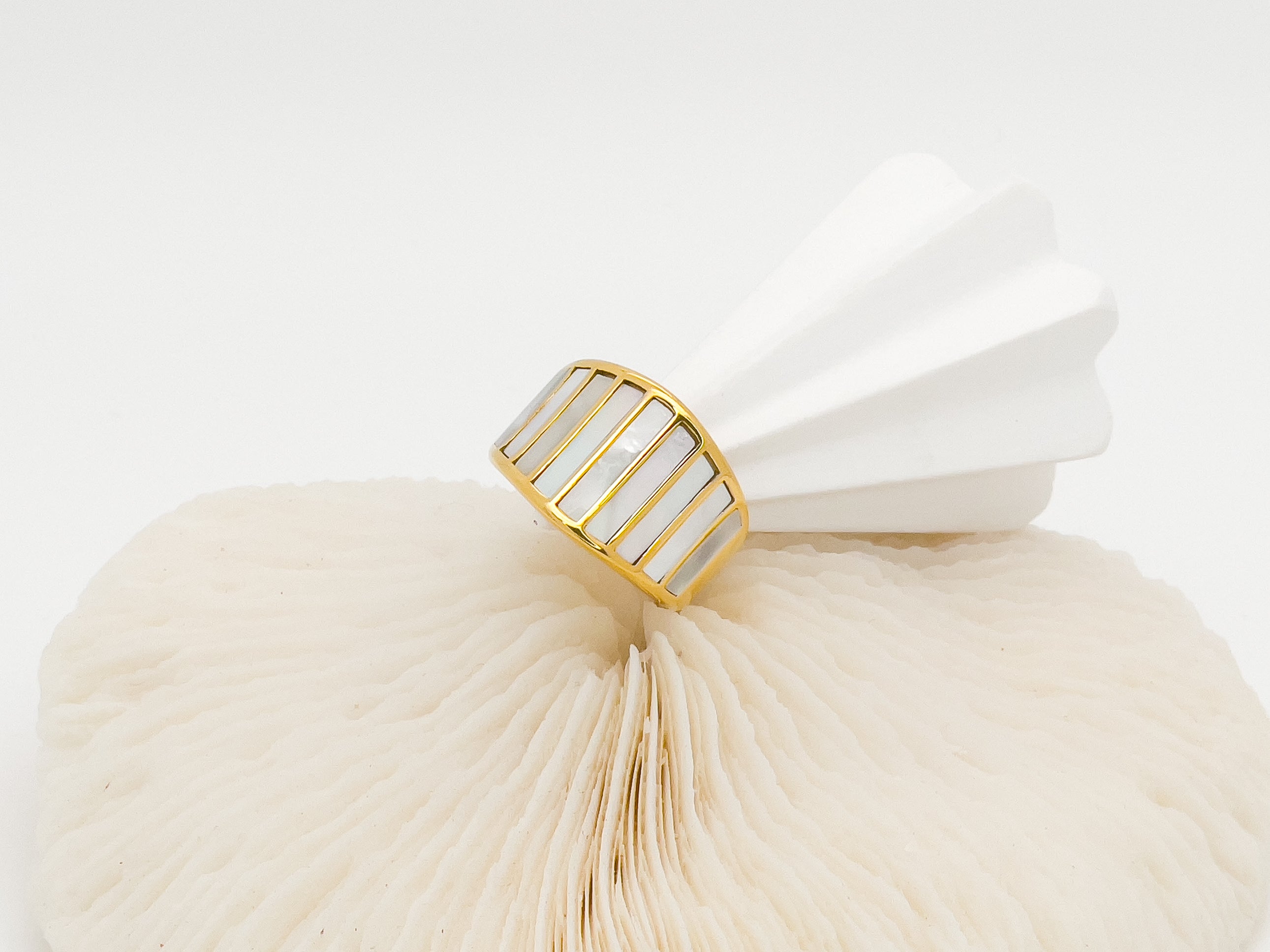 Nerissa Pavé Shell Chunky Gold Ring - Everyday Jewelry | Chic Chic Bon