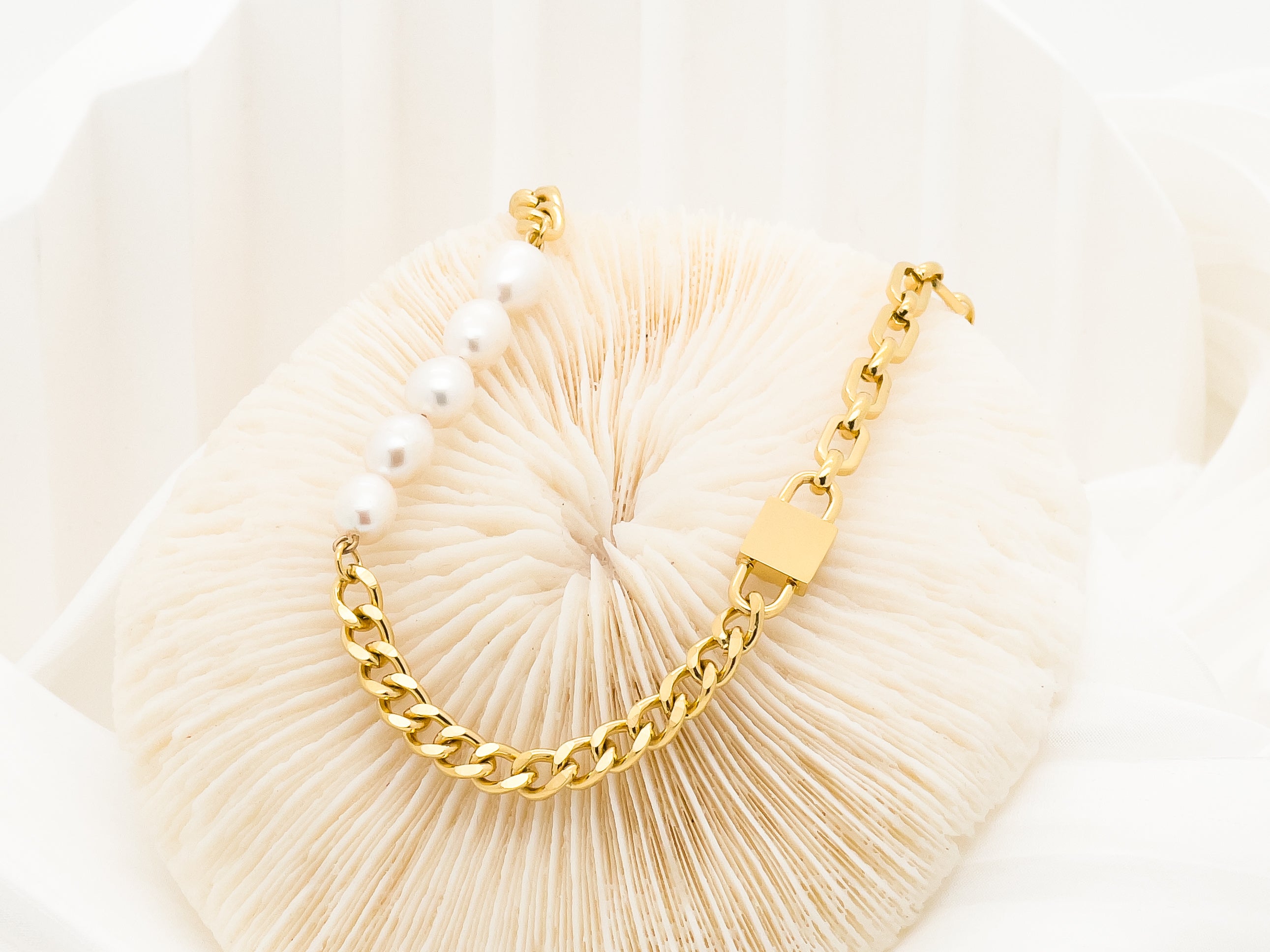 Khloe Bar Gold Chain Necklace - Online Jewelry Shop | Chic Chic Bon